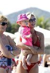 Ibiza 26 juli 2011
Wendy v Dijk met Erland Galjaard en Sem en Lizzy op het strand. Ook Martijn Amanda Bickel Jasmijn Achilles en Michelle Krabbe zijn aanwezig bij coco beach.
Peter Smulders bv