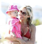 Ibiza 26 juli 2011
Wendy v Dijk met Erland Galjaard en Sem en Lizzy op het strand. Ook Martijn Amanda Bickel Jasmijn Achilles en Michelle Krabbe zijn aanwezig bij coco beach.
Peter Smulders bv