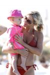 Ibiza 26 juli 2011
Wendy v Dijk met Erland Galjaard en Sem en Lizzy op het strand. Ook Martijn Amanda Bickel Jasmijn Achilles en Michelle Krabbe zijn aanwezig bij coco beach.
Peter Smulders bv
