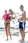 Ibiza 26 juli 2011
Wendy v Dijk met Erland Galjaard en Sem en Lizzy op het strand. Ook Martijn Amanda Bickel Jasmijn Achilles en Michelle Krabbe zijn aanwezig bij coco beach.
Peter Smulders bv