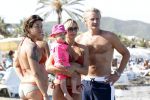 Ibiza 26 juli 2011
Wendy v Dijk met Erland Galjaard en Sem en Lizzy op het strand. Ook Martijn Amanda Bickel Jasmijn Achilles en Michelle Krabbe zijn aanwezig bij coco beach.
Peter Smulders bv