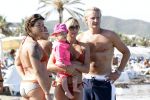Ibiza 26 juli 2011
Wendy v Dijk met Erland Galjaard en Sem en Lizzy op het strand. Ook Martijn Amanda Bickel Jasmijn Achilles en Michelle Krabbe zijn aanwezig bij coco beach.
Peter Smulders bv