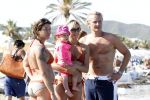 Ibiza 26 juli 2011
Wendy v Dijk met Erland Galjaard en Sem en Lizzy op het strand. Ook Martijn Amanda Bickel Jasmijn Achilles en Michelle Krabbe zijn aanwezig bij coco beach.
Peter Smulders bv