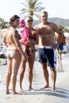 Ibiza 26 juli 2011
Wendy v Dijk met Erland Galjaard en Sem en Lizzy op het strand. Ook Martijn Amanda Bickel Jasmijn Achilles en Michelle Krabbe zijn aanwezig bij coco beach.
Peter Smulders bv