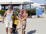 Ibiza 26 juli 2011
Wendy v Dijk met Erland Galjaard en Sem en Lizzy op het strand. Ook Martijn Amanda Bickel Jasmijn Achilles en Michelle Krabbe zijn aanwezig bij coco beach.
Peter Smulders bv