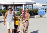 Ibiza 26 juli 2011
Wendy v Dijk met Erland Galjaard en Sem en Lizzy op het strand. Ook Martijn Amanda Bickel Jasmijn Achilles en Michelle Krabbe zijn aanwezig bij coco beach.
Peter Smulders bv