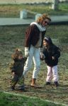 Milaan, 8 December 1989
Yvonne Gullit ( Yvonne de Vries ) met haar twee kinderen Felicity Gullit en Chamaine Gullit
Foto Peter Smulders BV