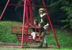Milaan, 8 December 1989
Yvonne Gullit ( Yvonne de Vries ) met haar twee kinderen Felicity Gullit en Chamaine Gullit
Foto Peter Smulders BV
