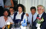 1988 ZZN (Zangeres zonder Naam, May Servaes)
hier op de foto met haar man Sjo Servaes, Eric Gerets en PSV Manager Kees Ploegsma