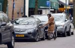 Amsterdam 9 november 2012
Carice v Houten doet boodschappen op de cornelis schuytstraat en vertrekt met haar electrische opel Ampera.
Peter Smulders bv