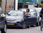 Amsterdam 9 november 2012
Carice v Houten doet boodschappen op de cornelis schuytstraat en vertrekt met haar electrische opel Ampera.
Peter Smulders bv