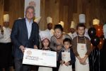 Amsterdam 31 oktober 2012
Hans Breukhoven neemt cheque in ontvangst bij restaurant Vandaag.
Peter Smulders bv