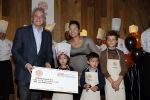 Amsterdam 31 oktober 2012
Hans Breukhoven neemt cheque in ontvangst bij restaurant Vandaag.
Peter Smulders bv