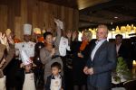 Amsterdam 31 oktober 2012
Hans Breukhoven neemt cheque in ontvangst bij restaurant Vandaag.
Peter Smulders bv