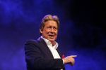 Zeist 21 november 2012
Hans Kazan krijgt prijs in het Fyji theater in Zeist.
Aanwezig zijn zijn zoons Oscar Renzo en Steven alsmede zijn schoondochters Mara en..
Peter Smulders bv