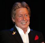 Zeist 21 november 2012
Hans Kazan krijgt prijs in het Fyji theater in Zeist.
Aanwezig zijn zijn zoons Oscar Renzo en Steven alsmede zijn schoondochters Mara en..
Peter Smulders bv