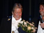 Zeist 21 november 2012
Hans Kazan krijgt prijs in het Fyji theater in Zeist.
Aanwezig zijn zijn zoons Oscar Renzo en Steven alsmede zijn schoondochters Mara en..
Peter Smulders bv