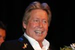 Zeist 21 november 2012
Hans Kazan krijgt prijs in het Fyji theater in Zeist.
Aanwezig zijn zijn zoons Oscar Renzo en Steven alsmede zijn schoondochters Mara en..
Peter Smulders bv
