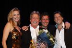 Zeist 21 november 2012
Hans Kazan krijgt prijs in het Fyji theater in Zeist.
Aanwezig zijn zijn zoons Oscar Renzo en Steven alsmede zijn schoondochters Mara en..
Peter Smulders bv