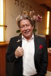 Zeist 21 november 2012
Hans Kazan krijgt prijs in het Fyji theater in Zeist.
Aanwezig zijn zijn zoons Oscar Renzo en Steven alsmede zijn schoondochters Mara en..
Peter Smulders bv