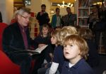 Amsterdam 13 november 2012
Presentatie Douwe Egberts sinterklaasboeken in de bibliotheek
met Carice v Houten Jan Terlouw Herman Finkers en Winston Gerschtanowitz.
Peter Smulders bv