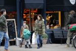 Amsterdam 3 november 2012
Kim v Kooten met haar kinderen aan het winkelen .
Peter Smulders bv