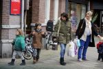 Amsterdam 3 november 2012
Kim v Kooten met haar kinderen aan het winkelen .
Peter Smulders bv