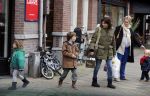 Amsterdam 3 november 2012
Kim v Kooten met haar kinderen aan het winkelen .
Peter Smulders bv