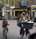 Amsterdam 3 november 2012
Kim v Kooten met haar kinderen aan het winkelen .
Peter Smulders bv
