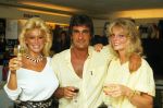 Hilversum, 24 Mei 1983
Ludo Voeten met Vanessa (Connie Breukhoven)de dames van Vulcano en..