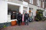 Amsterdam 1 november 2012
vlnr Jolanda de Rooij Margaret Woiski en Hans Heer voor de cafetaria die door
Prins Bernhard jr is gesloten in de pijp.
Peter Smulders bv