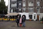 Amsterdam 1 november 2012
vlnr Jolanda de Rooij Margaret Woiski en Hans Heer voor de cafetaria die door
Prins Bernhard jr is gesloten in de pijp.
Peter Smulders bv