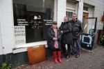 Amsterdam 1 november 2012
vlnr Jolanda de Rooij Margaret Woiski en Hans Heer voor de cafetaria die door
Prins Bernhard jr is gesloten in de pijp.
Peter Smulders bv