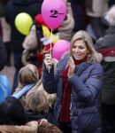 Schevenigen 17 november 2012
Prinses Maxima met Amalia Ariane en Alexia bij binnenkomst Sinterklaas in scheveningen.
Peter Smulders bv