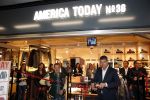 Schiphol 2 november 2012
Opening america Today winkel op schiphol door Roland Kahn en Otto Ambagtsheer. aanwezig ook zijn nieuwe vriendin Carolina Rios
Peter Smulders bv