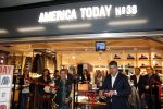 Schiphol 2 november 2012
Opening america Today winkel op schiphol door Roland Kahn en Otto Ambagtsheer. aanwezig ook zijn nieuwe vriendin Carolina Rios
Peter Smulders bv
