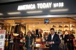 Schiphol 2 november 2012
Opening america Today winkel op schiphol door Roland Kahn en Otto Ambagtsheer. aanwezig ook zijn nieuwe vriendin Carolina Rios
Peter Smulders bv