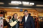 Schiphol 2 november 2012
Opening america Today winkel op schiphol door Roland Kahn en Otto Ambagtsheer. aanwezig ook zijn nieuwe vriendin Carolina Rios
Peter Smulders bv