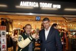 Schiphol 2 november 2012
Opening america Today winkel op schiphol door Roland Kahn en Otto Ambagtsheer. aanwezig ook zijn nieuwe vriendin Carolina Rios
Peter Smulders bv