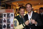 Schiphol 2 november 2012
Opening america Today winkel op schiphol door Roland Kahn en Otto Ambagtsheer. aanwezig ook zijn nieuwe vriendin Carolina Rios. Roland met Bas Smit
Peter Smulders bv