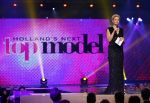 Hilversum 21 oktober 2013
Anouk Smulders presenteert de finale van Hollands next top model HNTM in studio 21 . de finalisten zijn Bo Anke Nikki en Delorian. Nikki wordt uiteindelijk HNTM.