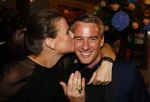 Amsterdam 18 oktober 2013
Art Rooijakkers wint met wie is de mol de televizierring. Art met zijn vriendin