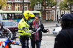 Amsterdam 18 oktober 2013
Powned verslaggever Danny Ghosen gaat ik conclaaf met politie ivm 25km voertuig maken van een mercedes.