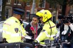 Amsterdam 18 oktober 2013
Powned verslaggever Danny Ghosen gaat ik conclaaf met politie ivm 25km voertuig maken van een mercedes.