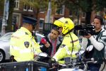 Amsterdam 18 oktober 2013
Powned verslaggever Danny Ghosen gaat ik conclaaf met politie ivm 25km voertuig maken van een mercedes.
