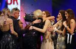 Hilversum 21 oktober 2013
Anouk Smulders presenteert de finale van Hollands next top model HNTM in studio 21 . de finalisten zijn Bo Anke Nikki en Delorian. Nikki wordt uiteindelijk HNTM.
