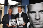 Amsterdam 18 oktober 2013
Presentatie boek Dennis Bergkamp. Johan Cruijff neemt het eerste boek in ontvangst.