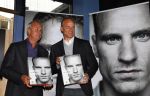 Amsterdam 18 oktober 2013
Presentatie boek Dennis Bergkamp. Johan Cruijff neemt het eerste boek in ontvangst.