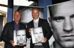 Amsterdam 18 oktober 2013
Presentatie boek Dennis Bergkamp. Johan Cruijff neemt het eerste boek in ontvangst.