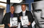 Amsterdam 18 oktober 2013
Presentatie boek Dennis Bergkamp. Johan Cruijff neemt het eerste boek in ontvangst.
